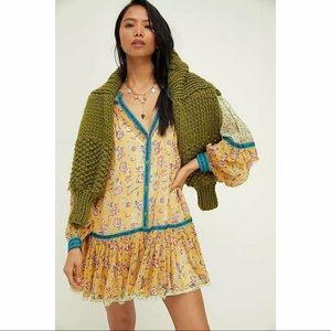 flowy silhouette, mini dress split neck, long with balloons sleeves.